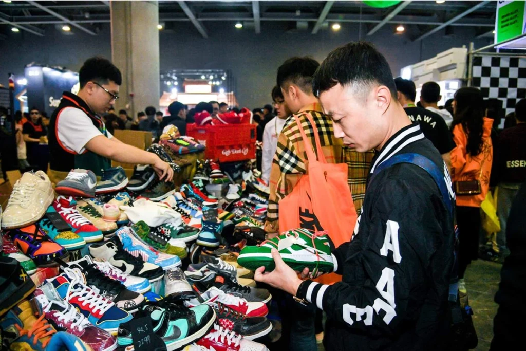 Od buta do dzieła sztuki – jak sneakersy stały się nową walutą kolekcjonerów?